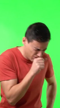 Hasta adam öksürüyor ve krom anahtara karşı çok kötü hissettiğinden şikayet ediyor.