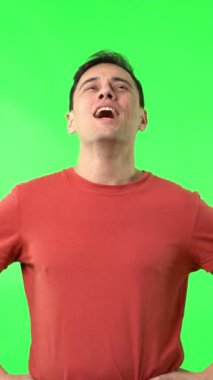 Adam kameraya gülümsüyor. Süper mutlu ve Chromakey 'e karşı ışıldıyor.