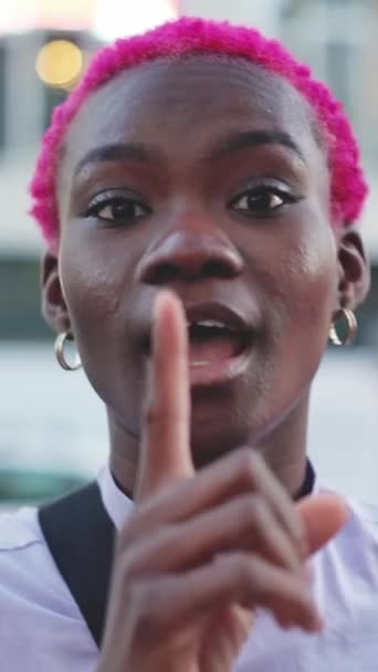 Afrikalı Bir Kadın Sokakta Sessizce Gülüyor — Stok video