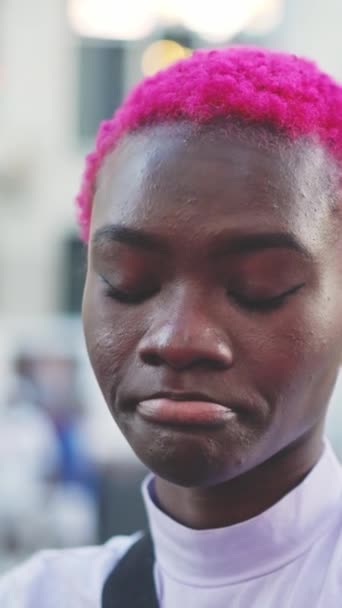 在城市街道上穿着粉色短裤的悲伤的非洲女青年 — 图库视频影像