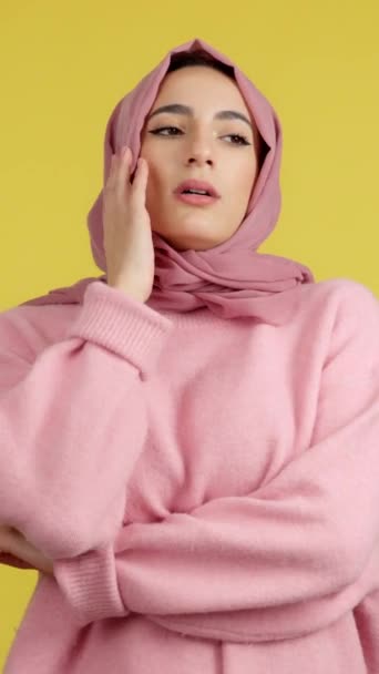 Mulher Muçulmana Entediada Olhando Para Longe Estúdio Com Fundo Amarelo — Vídeo de Stock