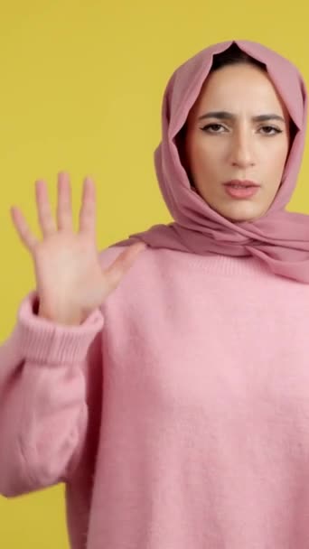 Mulher Muçulmana Gesticula Proibição Com Mão Estúdio Com Fundo Amarelo — Vídeo de Stock