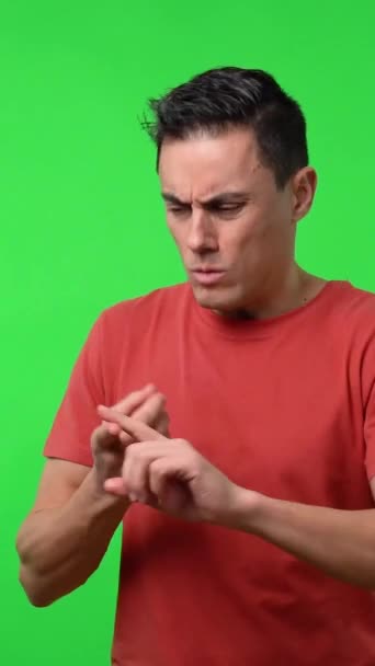 Kırmızı Tişörtlü Adam Parmaklarını Sayıyor Düşünceli Konsantre Yanlış Hesaplar Baştan — Stok video