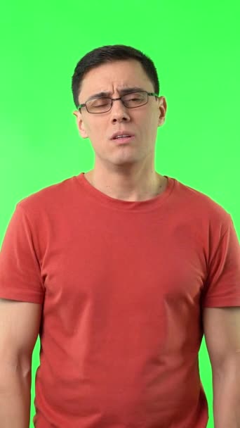 Kırmızı Tişörtlü Gözlüklü Dudak Büken Üzgün Bir Adam — Stok video