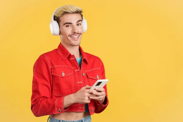 Gay Man Looking Camera Listening Music Mobile Studio Yellow Background — Stock Photo, Image