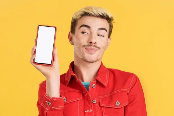 Gelukkig Gay Man Holding Een Mobiel Met Een Blanco Scherm — Stockfoto