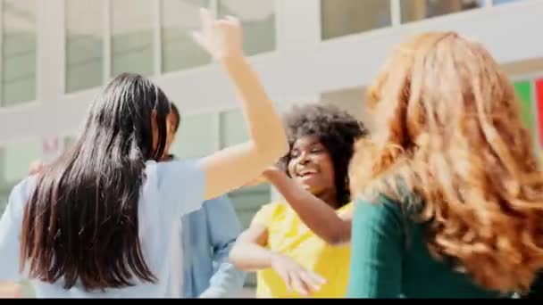 Zpomalení Videa Cestováním Kolem Multietnické Skupiny Přátel Tančí Ulici — Stock video