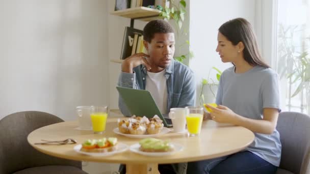 Zpomalení Videa Multietnického Páru Nakupování Line Během Snídaně Doma — Stock video