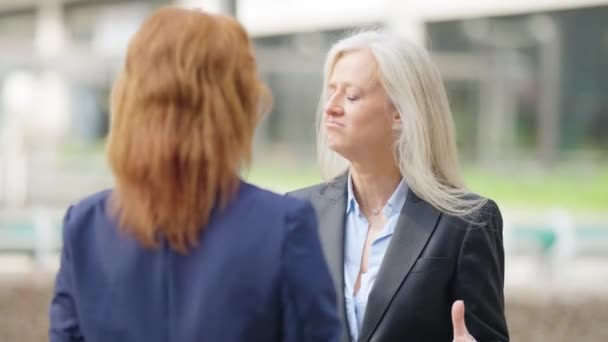 Spowolniony Film Dojrzałej Bizneswoman Zawierającej Umowę Uścisk Dłoni Inną Bizneswoman — Wideo stockowe