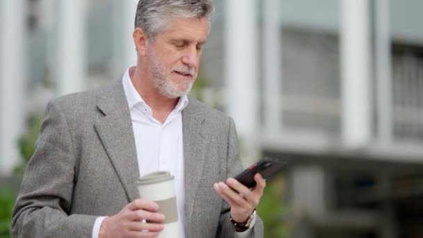 Vidéo Ralenti Homme Affaires Utilisant Mobile Tout Tenant Café Emporter — Video