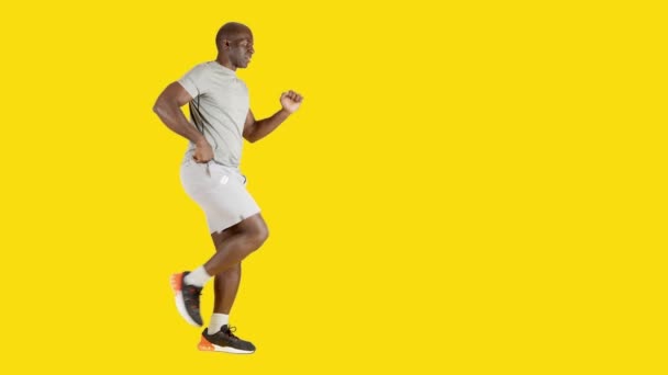 Video Studio Yellow Background African Strong Man Doing Knee Lunge — Stock Video