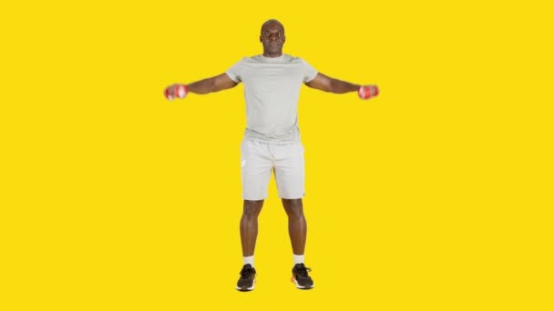 Video Studiu Žlutým Pozadím Afrického Muže Který Dělá Laterální Cvičení — Stock video