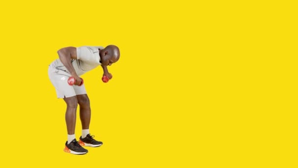 Vídeo Estúdio Com Fundo Amarelo Homem Africano Forte Fazendo Exercícios — Vídeo de Stock
