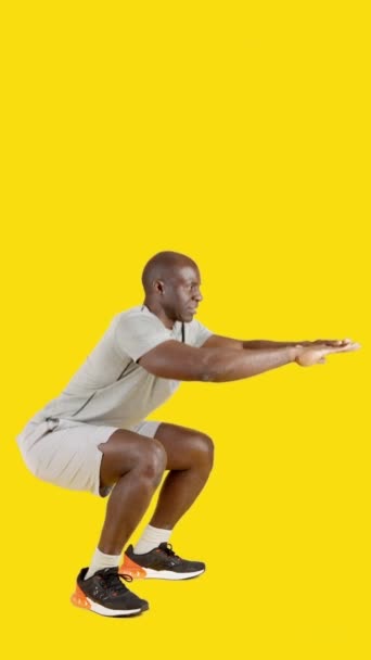 Video Studiu Žlutým Pozadím Africké Silný Muž Dělá Trojité Squat — Stock video