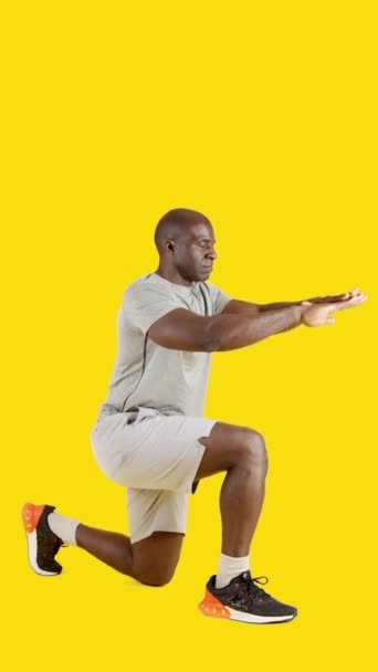 Βίντεο Στο Στούντιο Κίτρινο Φόντο Ενός Ισχυρού Αφρικανού Που Χοροπηδάει — Αρχείο Βίντεο
