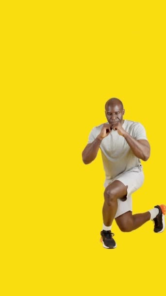 Video Studio Med Gul Bakgrund Afrikansk Stark Man Gör Alternerande — Stockvideo