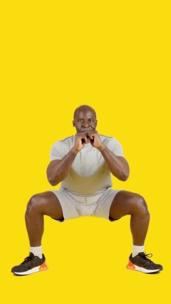 一个身强力壮的非洲男子做相扑蹲的黄种人在录音室里的录像 — 图库视频影像