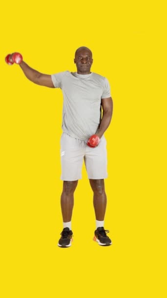 Відео Студії Жовтим Тлом Африканського Чоловіка Робить Бічні Альтернативні Вправи — стокове відео