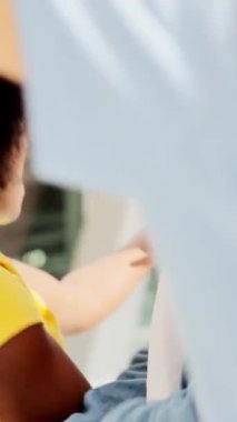 Yavaş çekim videosu. Mutlu arkadaşlar. Çok kültürlü dansçılar.