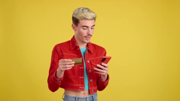 Glad Homosexuell Man Som Använder Mobilen Och Kort För Att — Stockvideo