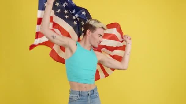 Szczęśliwy Gej Człowiek Podnosząc Północ Ameryka Narodowy Flaga Studio Żółty — Wideo stockowe