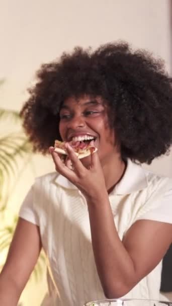 Vídeo Cámara Lenta Una Chica Disfrutando Comiendo Pizza Casa — Vídeos de Stock