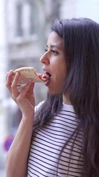 Slow Motion Video Van Een Vrouw Die Pizza Eet Dan — Stockvideo