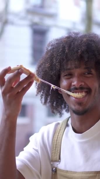Медленное Видео Мужчина Афропрической Ест Пиццу Дергая Расплавленный Сыр — стоковое видео