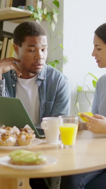 Zpomalení Videa Multietnického Páru Nakupování Line Během Snídaně Doma — Stock video