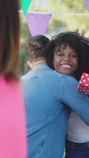 Amigo Abraçando Uma Mulher Africana Durante Uma Festa Aniversário — Vídeo de Stock