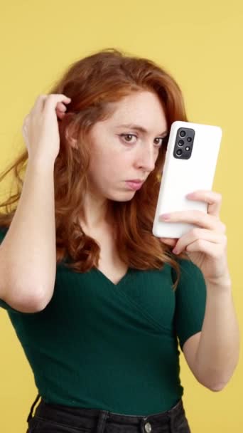 Femme Rousse Touchant Ses Cheveux Regardant Reflété Dans Mobile Fond — Video