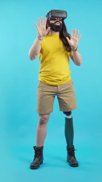Studio Video Con Sfondo Blu Copiare Spazio Uomo Con Protesi — Video Stock