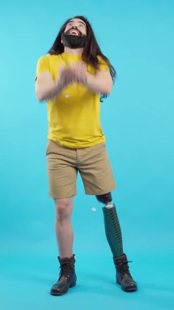 带蓝色背景的演播室录像和一个快乐男人假肢的复制空间 周围都是飞来飞去的假腿 — 图库视频影像