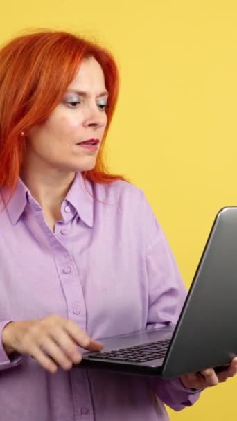 Zrzka Starší Žena Překvapeným Vzhledem Pomocí Notebooku Studiu Žlutým Pozadím — Stock video