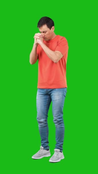 祈りの手で物乞いをし 緑の背景に助けを願っている表情を持つ男性の完全な体 — ストック動画