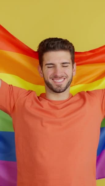 Hombre Caucásico Feliz Levantando Una Bandera Arco Iris Lgbt Estudio — Vídeo de stock