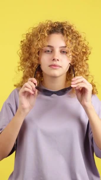 Studio Video Yellow Background Rude Woman Curly Hair Sunglasses — Vídeo de Stock