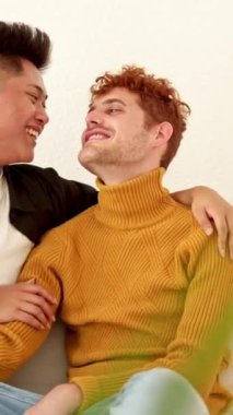 Evdeki koltukta oturan eşcinsel bir çiftin cinsel ilişkiye girdiği bir anı gösteren yavaş çekim videosu.