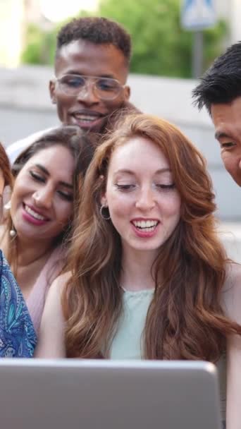 Grupo Multicultural Amigos Sonriendo Mientras Usan Portátil Calle — Vídeo de stock