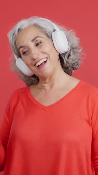 Studio Video Red Background Happy Mature Woman Dancing Listening Music — Vídeo de stock