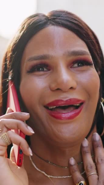 Трансгендерна Жінка Посміхається Під Час Розмови Мобільним Телефоном — стокове відео