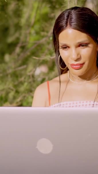Transsukupuolinen Nainen Työskentelee Kannettavan Tietokoneen Kanssa Puistossa — kuvapankkivideo
