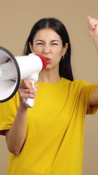 Θυμωμένη Καυκάσια Γυναίκα Φωνάζει Χρησιμοποιώντας Μεγάφωνο Στο Στούντιο Καφέ Φόντο — Αρχείο Βίντεο