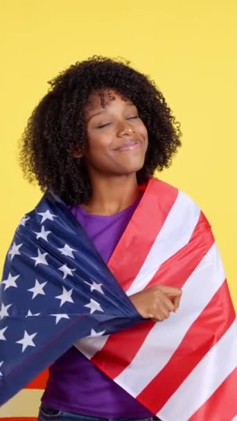 Mulher Feliz Com Cabelo Afro Envolto Com Uma Bandeira Dos — Vídeo de Stock