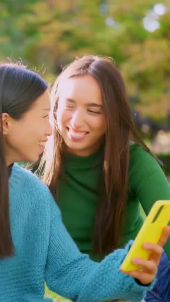 Zeitlupenvideo Von Zwei Multikulturellen Freunden Die Lachen Während Sie Gemeinsam — Stockvideo
