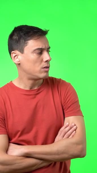 Hombre Joven Insatisfecho Camiseta Mirando Hacia Otro Lado Rodando Los — Vídeo de stock