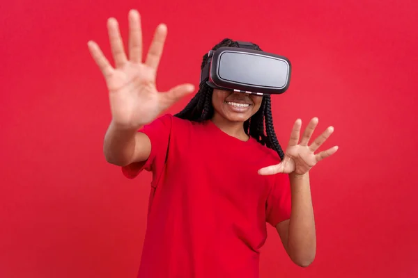 Mujer Africana Feliz Con Gafas Realidad Virtual Estudio Con Fondo —  Fotos de Stock