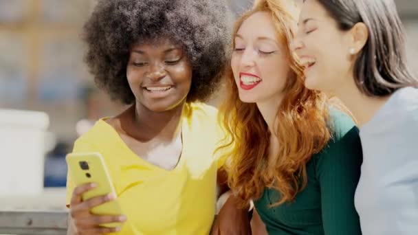Närbild Multietniska Kvinnliga Vänner Gatan Titta Något Roligt Mobilen Solig — Stockvideo