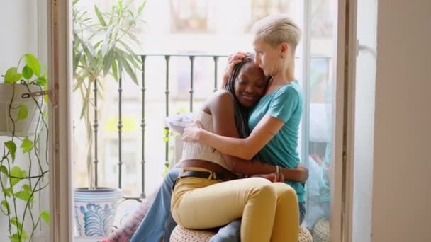 同性恋情侣坐在阳台上拥抱和亲吻的慢镜头 — 图库视频影像