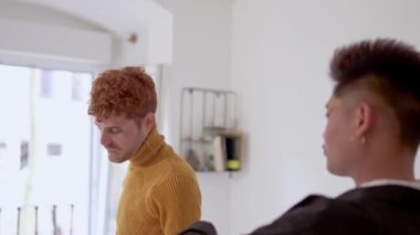 Evde dans eden çok ırklı eşcinsel bir çiftin yavaş çekim videosu.